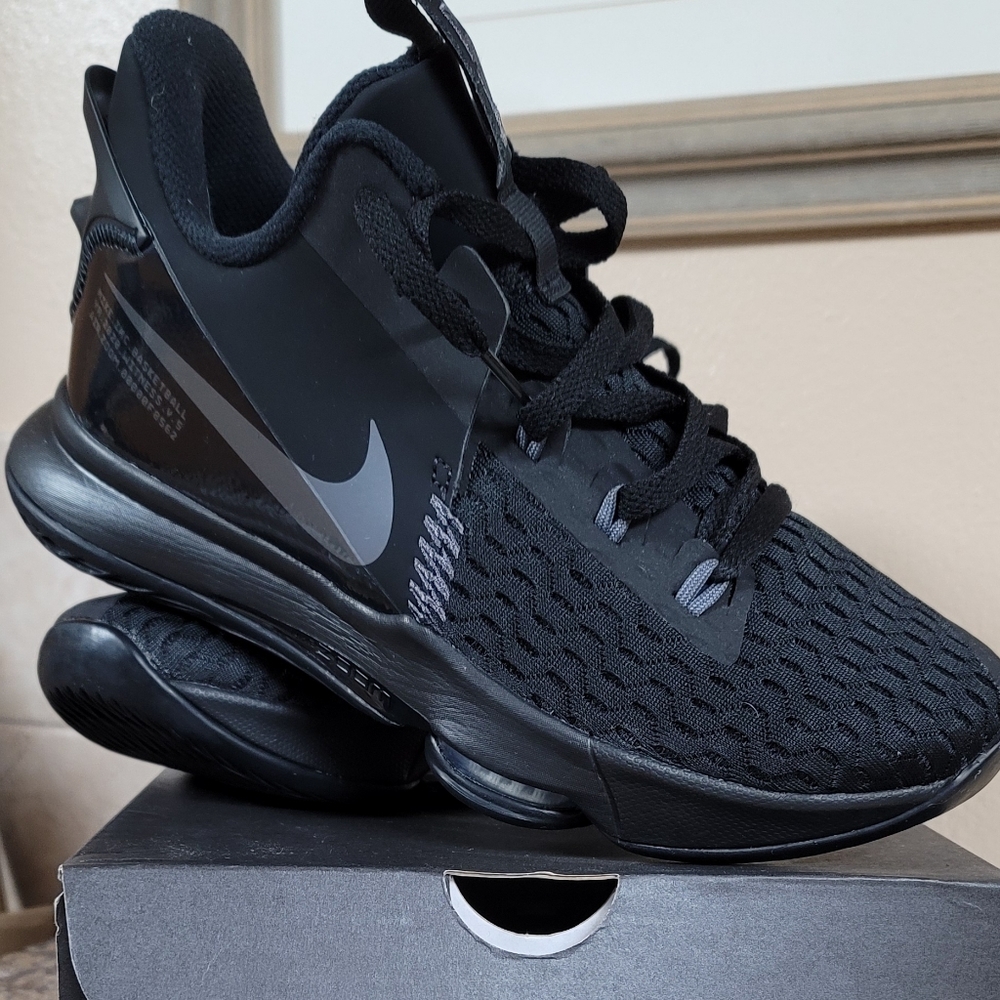 LeBron Witness V Nikes
